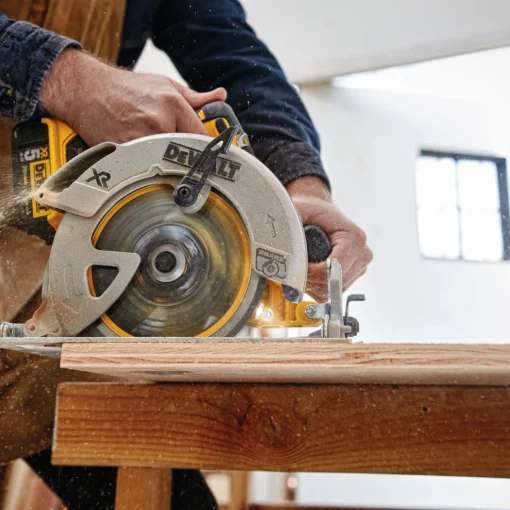 DeWalt DCS570P1 20V Max 7-1/4" Brushless XR Circular Saw Kit - Image 3